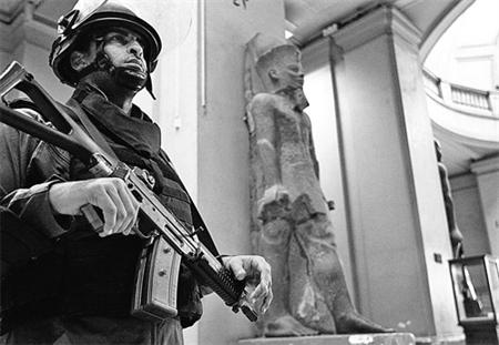 Армия начала наводить порядок в Каире. Под усиленный контроль взяты важнейшие городские объекты, в том числе Национальный музей, едва не разграбленный погромщиками. Фото АП.
