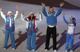 Российский фигурист Евгений Плющенко на церемонии закрытия ХХI зимних Олимпийских игр