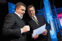 На фото: Виктор Янукович показывает Сергею Левочкину бумагу