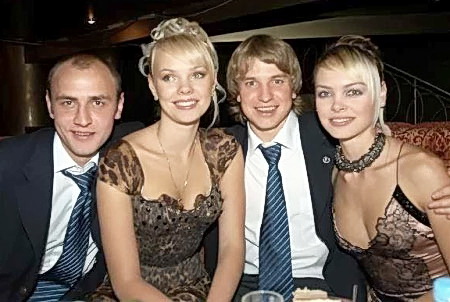 Супружеские пары Назаренко (Сергей и Анна - на «флангах») и Ротаней (в центре) отметили праздник по-домашнему.