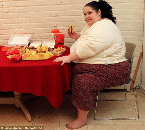 Донна ежедневно потребляет 12 000 калорий, чтобы стать самой толстой женщиной в мире. Фото Daily Mail