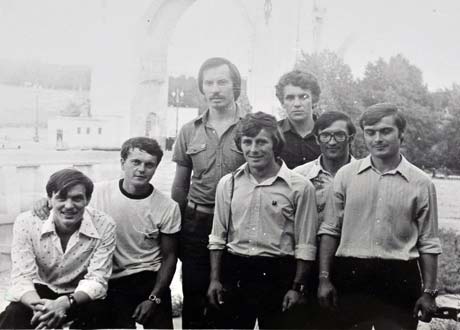 В восьмидесятых Азаров побывал в командировке в ФРГ (на  фото – слева в верхнем ряду).