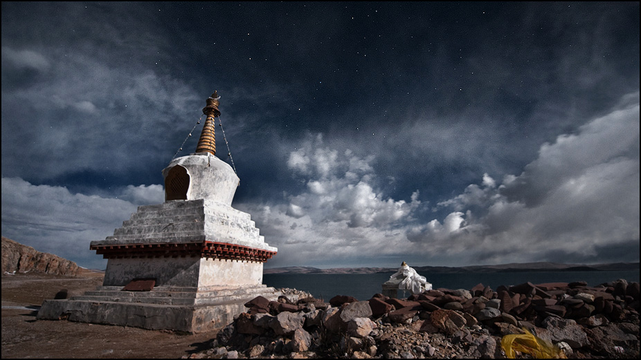 Звездное небо и буддистское строение на Тибете. Фотография Дмитрия Шатрова