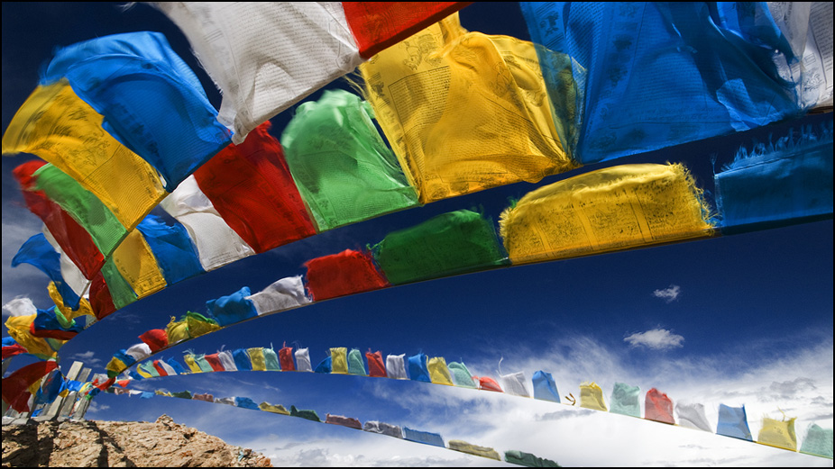 Молельные платки на Тибете. Фотография Дмитрия Шатрова