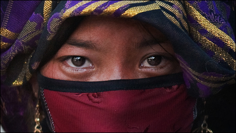 Взгляд женщины в платке. Тибет. Фотография Дмитрия Шатрова