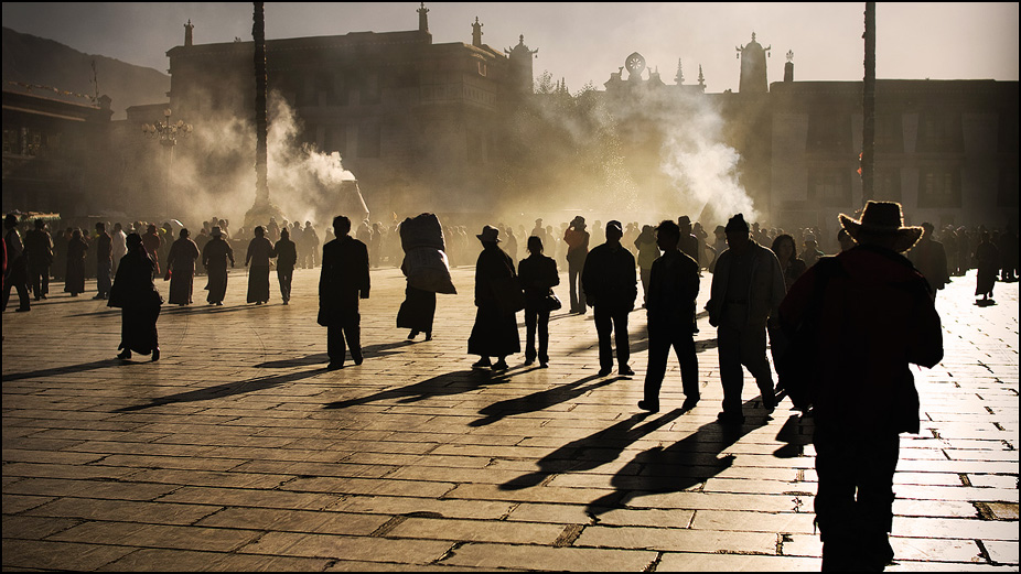Люди на площади в одном из тибетских городов. Фотография Дмитрия Шатрова