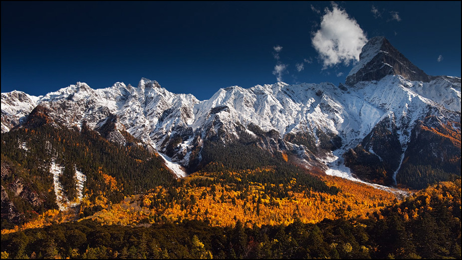 Тибетские горы днем. Фотография Дмитрия Шатрова
