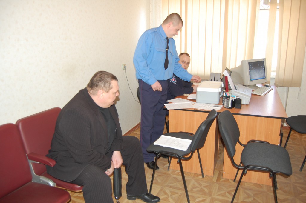 На фото: участковые Конь и Попов принимают заявление от Игоря Енина (слева) о совершенном ими же преступлении  