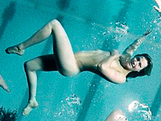 Под присмотром двух водолазов с кислородными масками девушки по очереди позировали фотографу Daily Mail Энди Хуперу, который потом при помощи компьютера собрал наиболее удачные снимки во впечатляющий коллаж