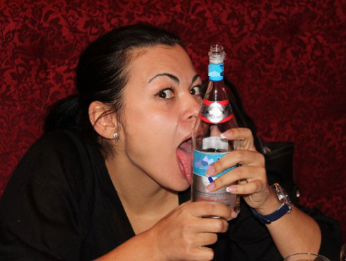 Заметно, что те фото, на которых девушка с водкой,  сделаны в дорогих ресторанах.  Фото с сайта www.burinfo.org/news/levangovskaya_kompro.