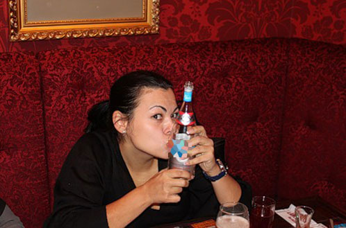 Ирина красуется с бутылкой водки. Фото с сайта www.burinfo.org/news/levangovskaya_kompro.