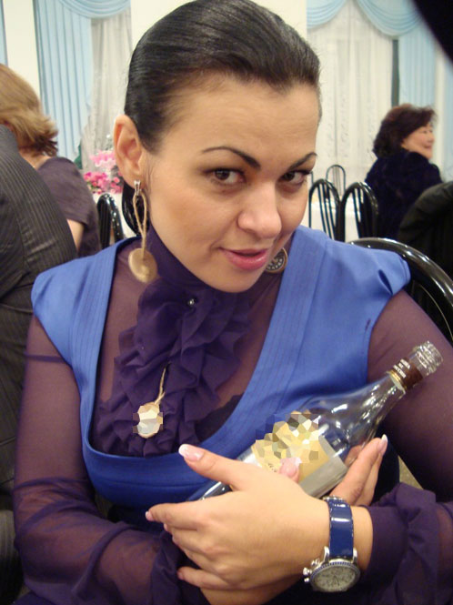 30-летняя служительница Фемиды красуется с водкой. Фото с сайта www.burinfo.org/news/levangovskaya_kompro.
