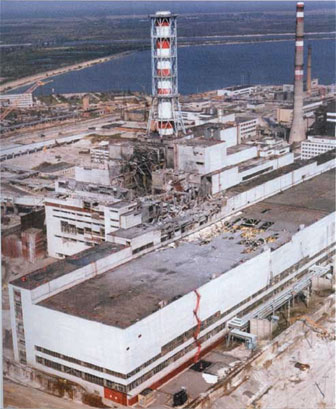 Чернобыльская АЭС после взрыва.