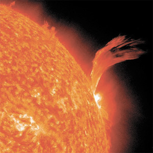 Рис. 1. Вспышка и выброс на Солнце. Снимок SDO (sdo.gsfc.nasa.gov)