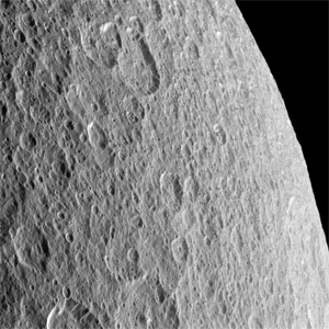Рис. 5. Кратеризованная поверхность Реи. Фото NASA/JPL/Space Science Institute с сайта saturn.jpl.nasa.gov