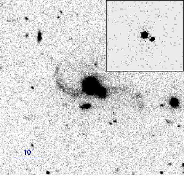 Рис. 11. Cливаются галактики — сливаются квазары. Большое изображение — сливающиеся галактики в оптике. Врезка — пара квазаров в рентгеновском диапазоне (из статьи arXiv: 1001.1738)