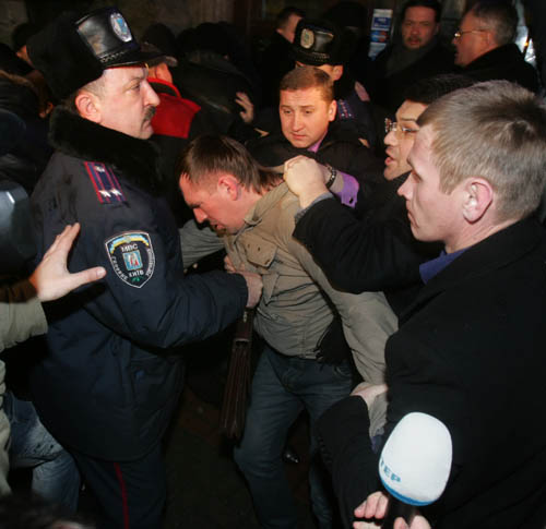 Одна из встреч народного депутата Куликова с избирателями под прикрытием доблестной милиции.