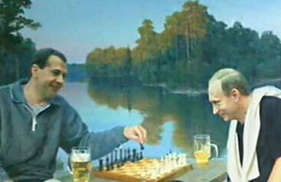 Новый Регион: Питерцев начали лечить картинами с Медведевым и Путиным (ФОТО)