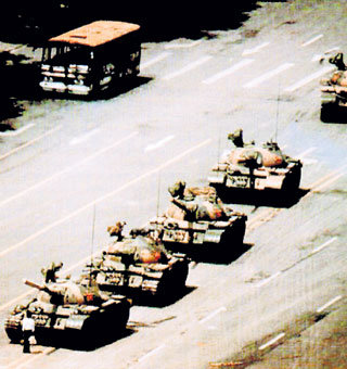Китайский студент не верил, что на площади Тяньаньмэнь (Небесного спокойствия) его раздавит танк