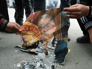 На улицах жгут портреты президента Бакиева.