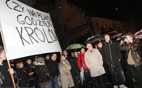 Жители Кракова протестуют против захоронения президента в Вавельском замке. 