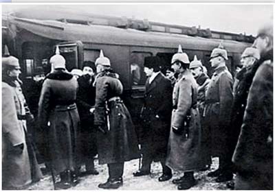 Сцена из кинохроники: Ильич садится в вагон, на перроне немецкие офицеры. 