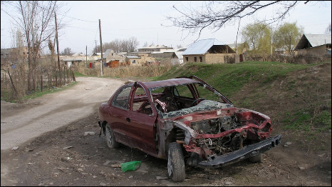 Сожженный автомобиль в Бишкеке