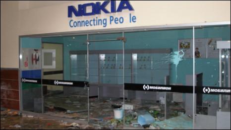 Разгромленный салон Nokia в Бишкеке