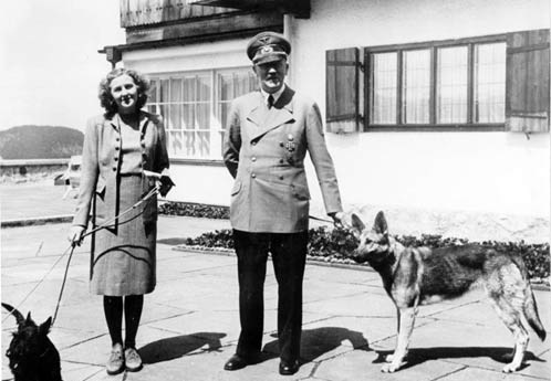 Даже место под Магдебургом (ГДР), где после войны  захоронили тела Гитлера, Евы Браун и Йозефа Геббельса с супругой Магдой  (на фото ниже), держали в строжайшем секрете.