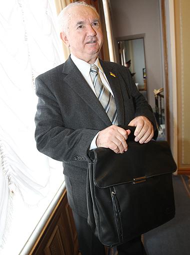 Портфель достался Олегу Билорусу от президента Казахстана на саммите ОБСЕ, о чем свидетельствует табличка OSCE. Его вес - 3,4 кг. Цена - такие не продаются.