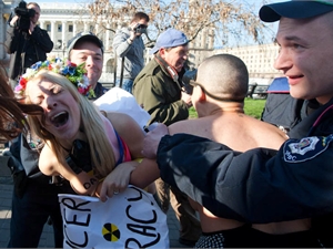 Активистки FEMEN пострадали. Фото с сайта femen.livejournal.com