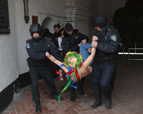 Активистки FEMEN с колокольни Софии Киевской выступили за аборты