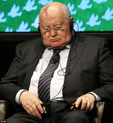 Горбачев заснул на саммите