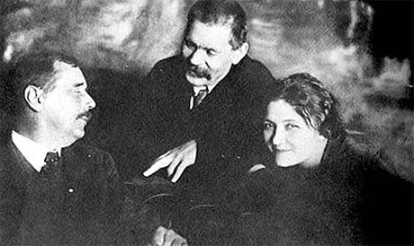 Мура Закревская (дочь Игнатия Закревского) была музой Горького (в центре) и Уэллса.