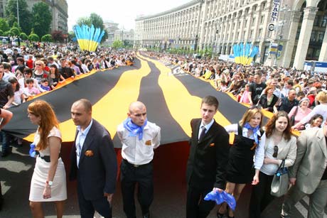 В конце парада на Крещатике развернули огромную  георгиевскую ленту, привезенную из Одессы