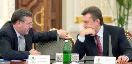 Министр обороны Анатолий Гриценко и премьер-министр Виктор Янукович