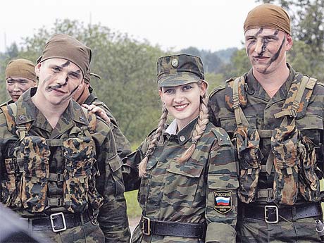 Женщин низкие зарплаты в армии не пугают. Для них главное - стабильность? Фото Владимира ГЕРДО.