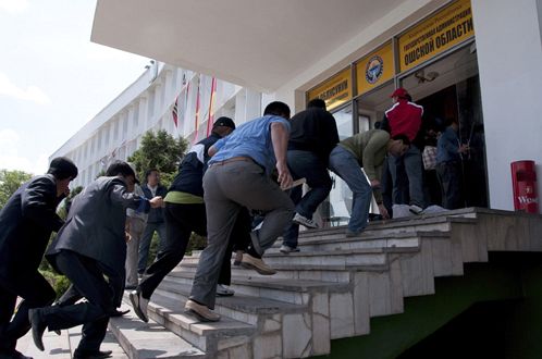 Обидевшись на власть, киргизы идут на штурм чиновничьих кабинетов. (На фото - город Ош, беспорядки 13 мая 2010 года.)