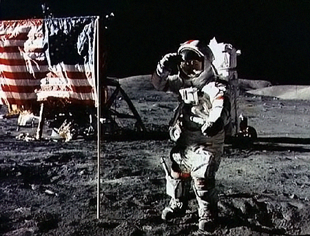 Американский астронавт первым оказался на Луне.