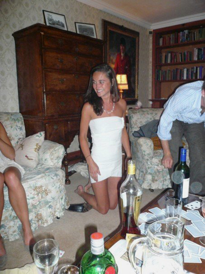 На этом фото Пиппа одета в платье, сооруженное из обмотанной вокруг ее обнажённого тела туалетной бумаги.  Фото: Radaronline.com 