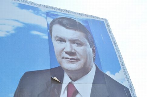 В армии голову Януковича приклеили на туловище Ющенко | Украина | СЕГОДНЯ