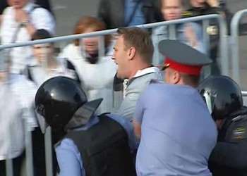 Полиция сотнями задерживала оппозиционеров