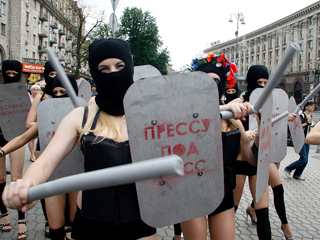 Активистки FEMEN в чёрных трусиках протестовали против давления на СМИ