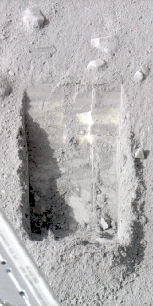 Марсианский лед, обнаженный совком робота 
