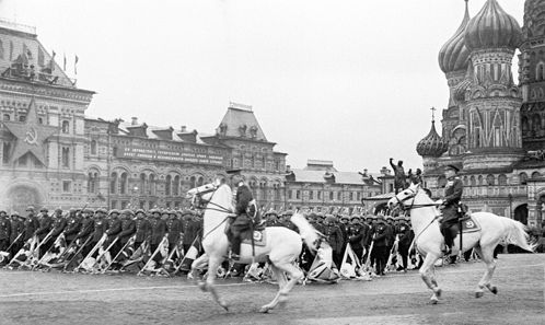 Резвые скакуны грациозно пронесли по Красной площади маршалов Победы Георгия Жукова (впереди) и Константина Рокоссовского.
