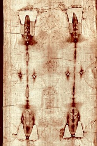 Согласно документальным свидетельствам, да Винчи мог так «выжечь» свои черты на ткани с помощью камеры обскура.