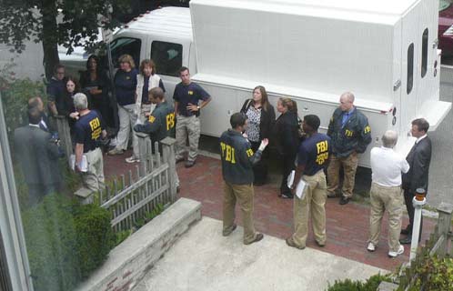 Супругов Дональда Хитфилда и Трэйси Фоли агенты ФБР арестовали 27 июня в их собственном доме в Кембридже (штат Массачусетс).