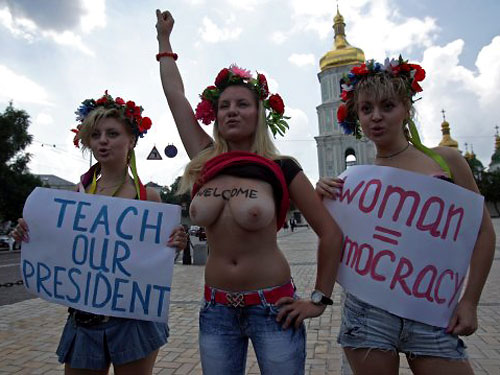 Активистки FEMEN топлесс просили Клинтон защитить их от Януковича и Азарова