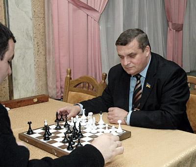 Разносторонний Александр Черноморов. Он и законопроекты пишет, и в шахматы грает, и рыбу удит.