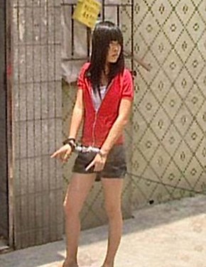 Китайских проституток водят по городу на веревке. Фото 